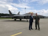 Minister Mariusz Błaszczak spotkał się z pilotami F22 w Łasku