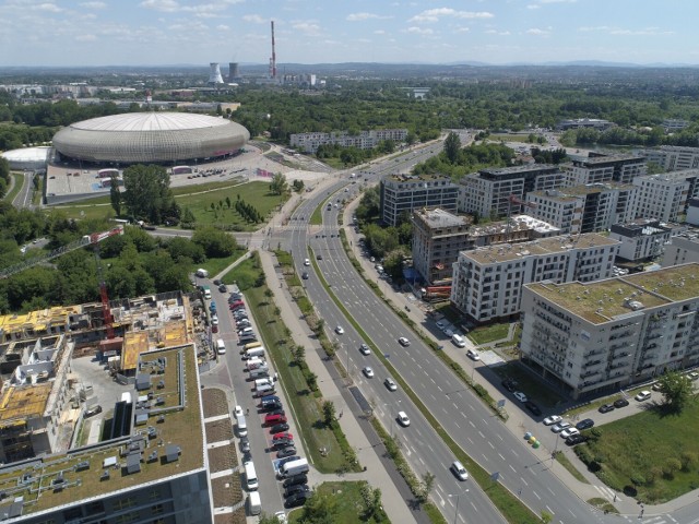 Od momentu wybudowania ulicy Lema oraz Tauron Areny Kraków, rejon wokół ulicy łączącej aleję Pokoju i aleję Jana Pawła II jest intensywnie zabudowany.