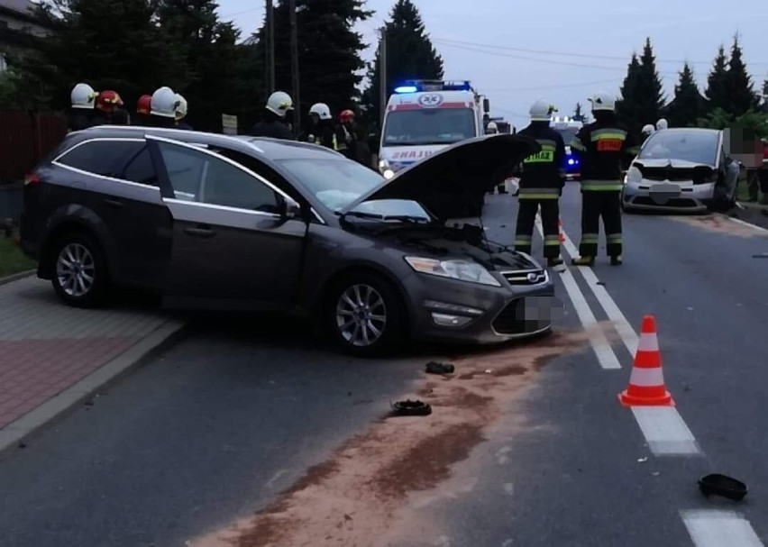 Wypadek w Kaszowie. Czołowe zderzenie dwóch pojazdów