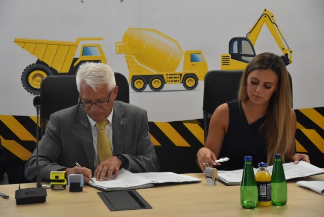 Siedem Inwestycji na ponad 144 miliony złotych - miasto podpisało dzisiaj umowy z trzema firmami, które do marca 2024 roku przeprowadzają prace remontowe w Sosnowcu.