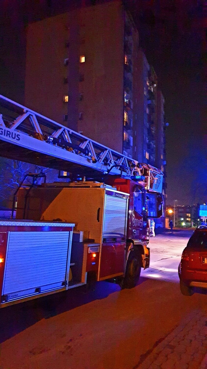 Wozy strażackie przed wieżowcem przy ulicy Sandomierskiej w Kielcach. Co się stało?