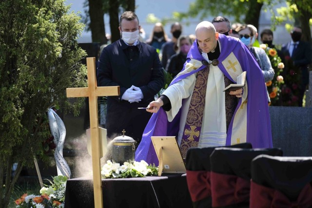 52-letnia Katarzyna Zawada, pielęgniarka ze szpitala zakaźnego w Toruniu, zmarła 11 maja w szpitalu jednoimiennym w Grudziądzu. Była zakażona koronawirusem. To pierwsza ofiara śmiertelna COVID-19 wśród personelu medycznego w regionie. W żałobie pogrążona jest nie tylko rodzina zmarłej, jej znajomi, ale i całe środowisko medyczne. Kondolencje składali m.in. prezydent miasta, dyrekcja Wojewódzkiego Szpitala zespolonego w Toruniu i jego pracownicy, Okręgowa Izba Pielęgniarek i Położnych w Toruniu.

Uroczystości pogrzebowe odbyły się dziś (piątek, 15 maja). Rozpoczęły się o godzinie 11.00 mszą świętą żałobną w Kościele Garnizonowym w Toruniu. Po mszy odbył się pogrzeb na Centralnym Cmentarzu Komunalnym przy ul. Grudziądzkiej 192.

Zobacz też:

Koronawirus w Kujawsko-Pomorskiem. Liczba zachorowań i zgonów

"Była osobą, która kochała pacjentów. Nie zważając na trudny czas pandemii z zaangażowaniem wypełniała swoje obowiązki. Pełna ciepła, cieszącą się sympatią i uznaniem współpracowników, którzy zawsze mogli liczyć na jej pomoc i wsparcie. Niestety, będąc na pierwszej linii walki z koronawirusem, poniosła najwyższą cenę. Zapamiętamy ją jako bardzo dobrego człowieka o wielkim sercu, wspaniałą, oddaną swojej pracy pielęgniarkę, która nigdy nie poddawała się przeciwnościom stawianym przez los. Była troskliwą i kochającą Matka trójki dzieci" - tak wspominają Katarzynę Zawadę koleżanki po fachu z OIPiP w Toruniu.

- Z oddziałem zakaźnym przy ul. Krasińskiego związana była praktycznie całe swoje zawodowe życie. Pracowała w nim od lat 80. Była doświadczoną, oddaną pracy i pacjentom pielęgniarką - podkreśla dr Janusz Mielcarek, rzecznik lecznicy.

