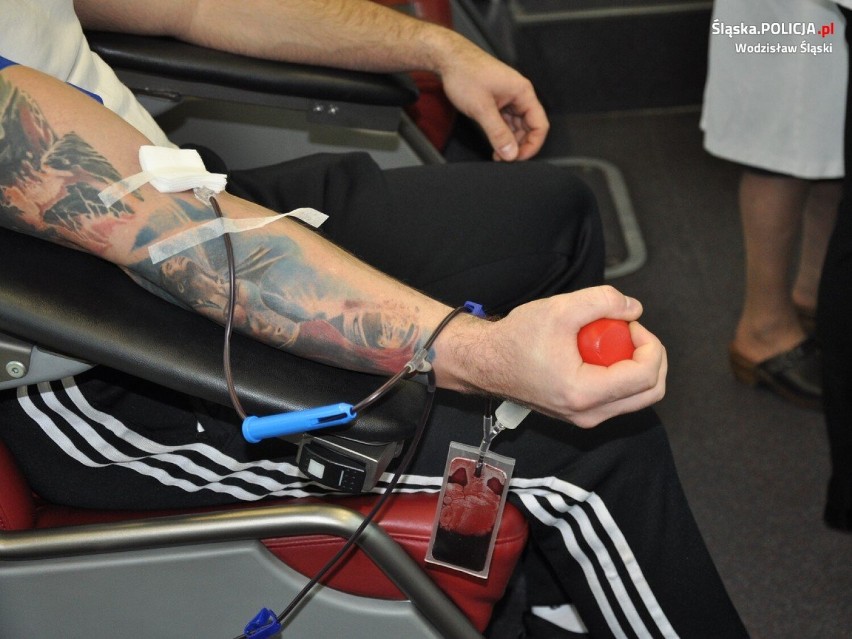 Wodzisławscy policjanci zorganizowali zbiórkę krwi. W ambulansie przed komendą zebrano sporo życiodajnego płynu ZDJĘCIA 