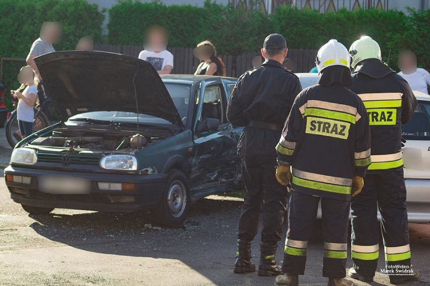 Wczoraj doszło do wypadku na skrzyżowaniu ulic Różanej z Bukową. Sprawca jechał bez uprawnień [ZDJĘCIA]