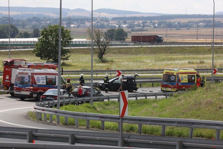 Wypadek na drodze ekspresowej S3 na wysokości Legnicy, trzy osoby ranne