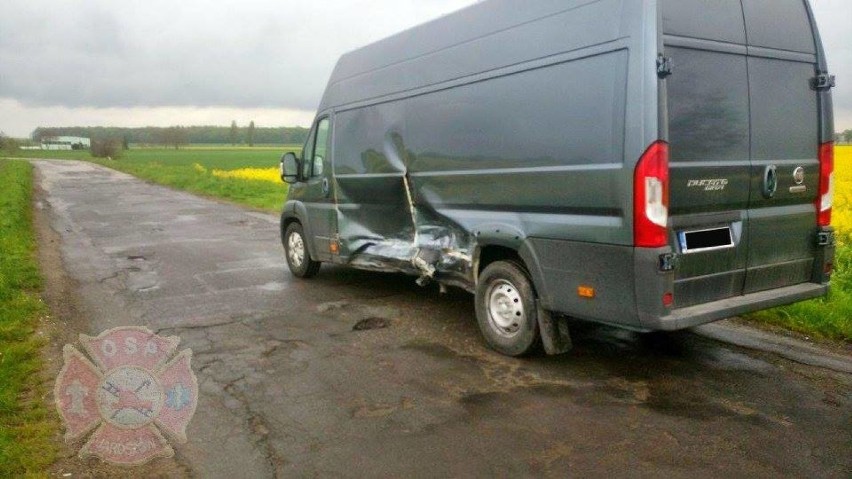 Zderzenie osobówki z autem dostawczym na skrzyżowaniu Rusko-Lasek [ZDJĘCIA]