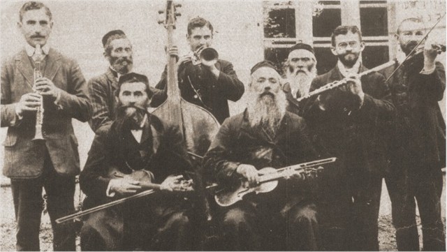 Źródło: http://commons.wikimedia.org/wiki/File:Jewish_musicians_of_Rohatyn_%28west_Ukraine%29.jpg