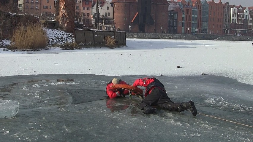 Gdańsk. Ćwiczenia z ratownictwa na lodzie w Marinie [ZDJĘCIA+WIDEO]