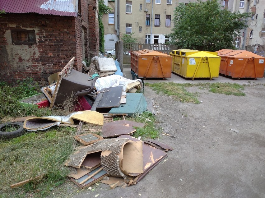 Śmieci w Legnicy zalegają na podwórkach [ZDJĘCIA]
