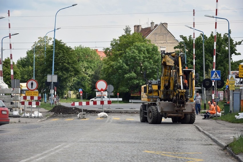 Przejazd na ulicy Chojnowskiej w Legnicy jest zamknięty! Jak jechać, gdzie przystanki? [ZDJĘCIA]