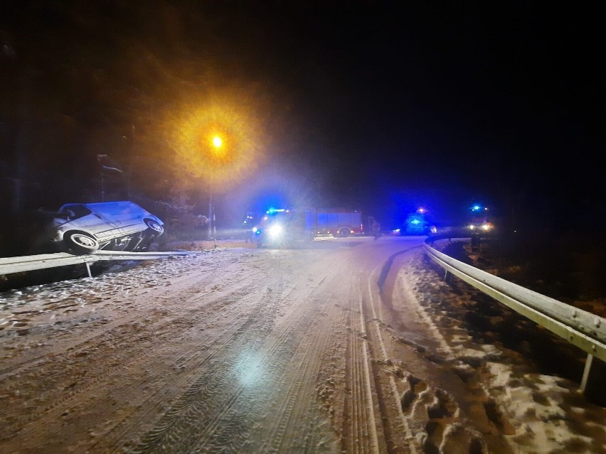 Samochód zaklinowany między drzewem a mostem w miejscowości Wełna