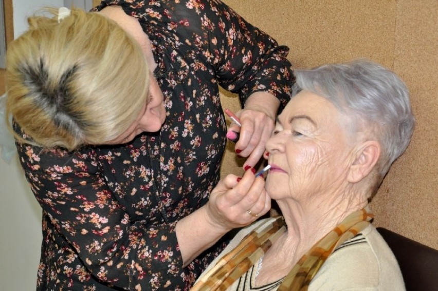 Powróćmy jak za dawnych lat… czyli niezwykła sesja kęckich seniorów [ZDJĘCIA]