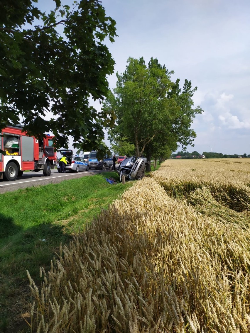 Gm. Nowy Staw. Wypadek w Martągu. Na drodze krajowej nr 55 samochód uderzył w drzewo