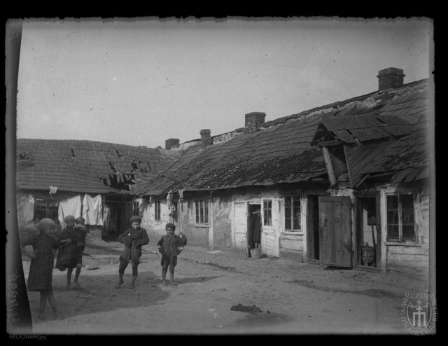 Jędrzejów, ulica Kielecka, grupa dzieci bawiących się na podwórzu. Data zdjęcia: 1920.