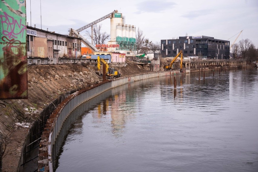 Wrocław. Trwa odbudowa nabrzeża Odry po katastrofie budowlanej. Zobacz zdjęcia