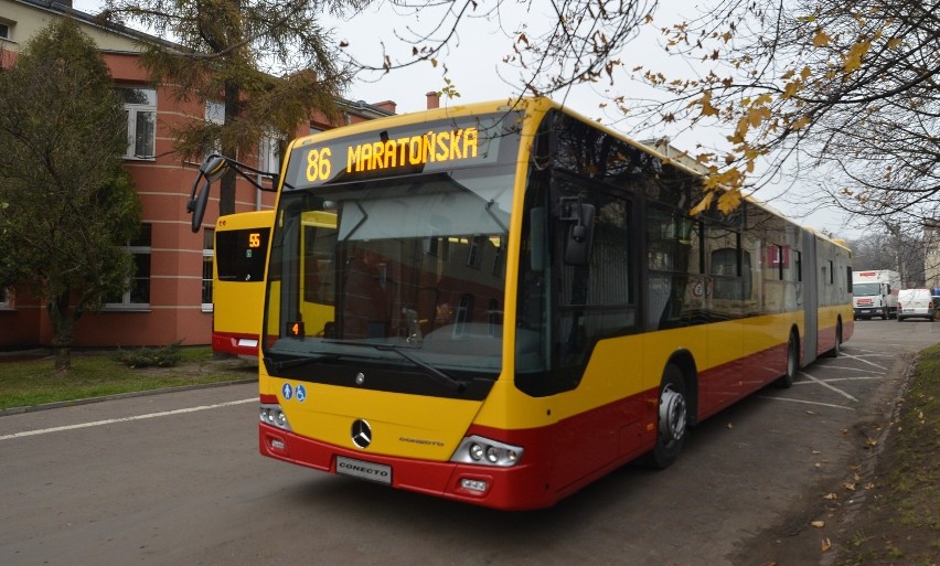Część nowych autobusów już w Łodzi. Mercedesy jadą z Turcji [ZDJĘCIA]