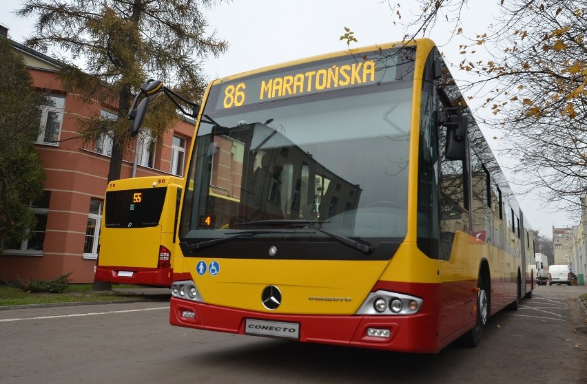 Część nowych autobusów już w Łodzi. Mercedesy jadą z Turcji [ZDJĘCIA]