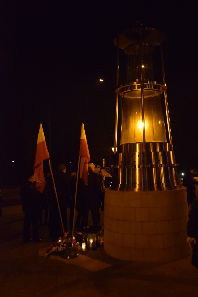 Tablica poświęcona górnikom z Wujka na lampce górniczej na osiedlu A w Tychach