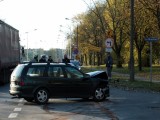 Wypadek na Łukasiewicza, dwie osoby zostały przewiezione do szpitala