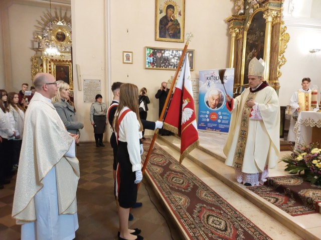 Poświęcenie sztandaru Katolickiego Liceum w Ostrowcu. Na zdjęciu  ksiądz biskup Krzysztof Nitkiewicz dokonuje poświęcenia sztandaru.