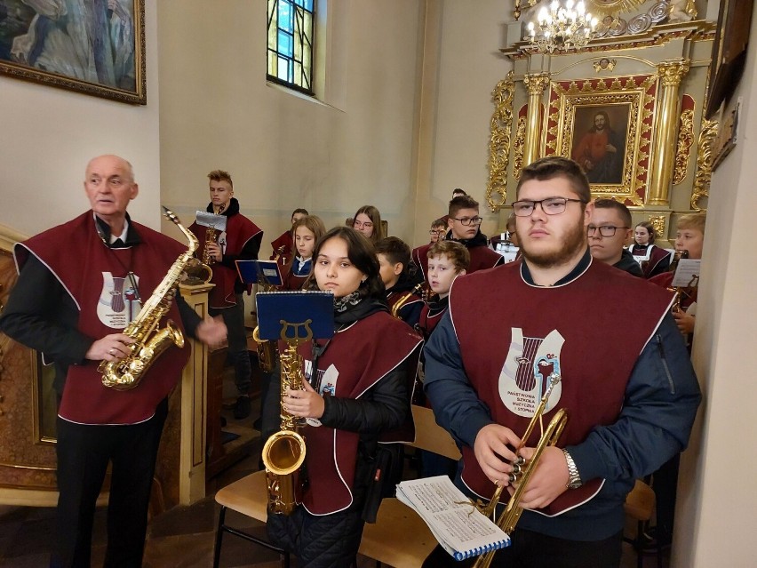 Katolickie Liceum Ogólnokształcące imienia księdza Marcina Popiela w Ostrowcu Świętokrzyskim ma swój sztandar. Został uroczyście poświęcony