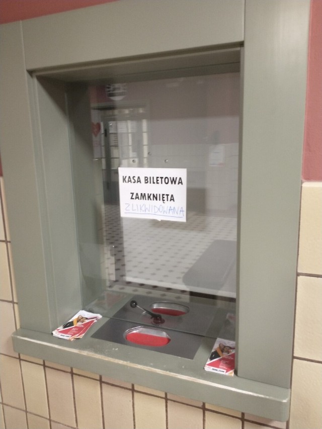 Automat zamiast kasy biletowej na dworcu kolejowym w Kościerzynie