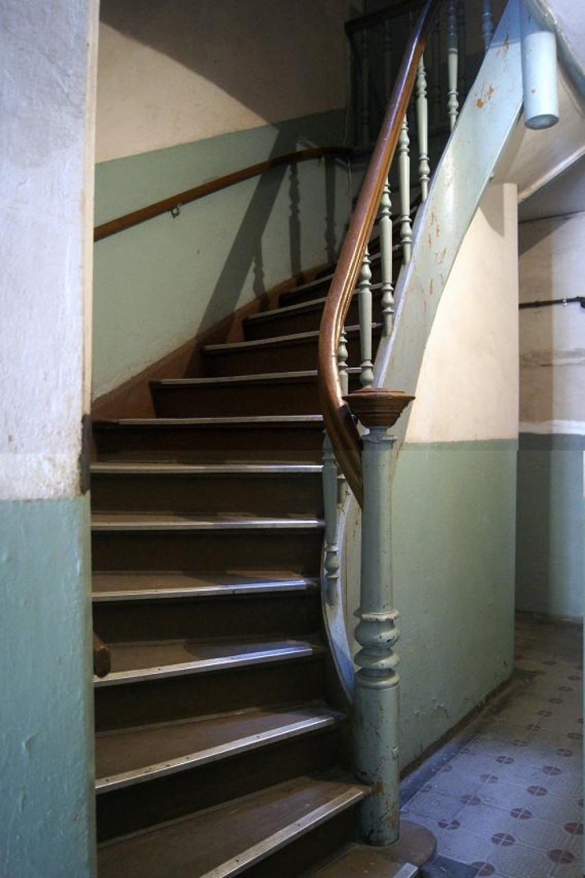 Klatka na której zachowały się oryginalne płytki i schody