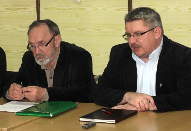 Wójt Sylwester Patrzykąt (z prawej) i przewodniczący Rady Gminy - Wiesław Kurcwald.