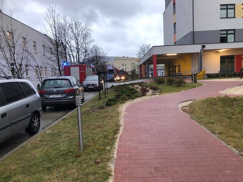 Problemy na parkingu Wojewódzkiego Szpitala Zespolonego w Kielcach. Kierowcy blokują przejazd karetkom