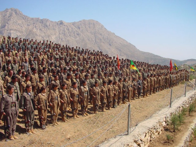 Członkowie Partii Pracujących Kurdystanu (http://commons.wikimedia.org/wiki/File:PKK_Members_Kurdistan.jpg)