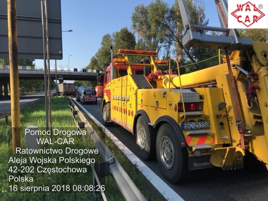 Wypadek na DK1 w stronę Katowic. Ciężarówka wjechała w wiadukt FOTO