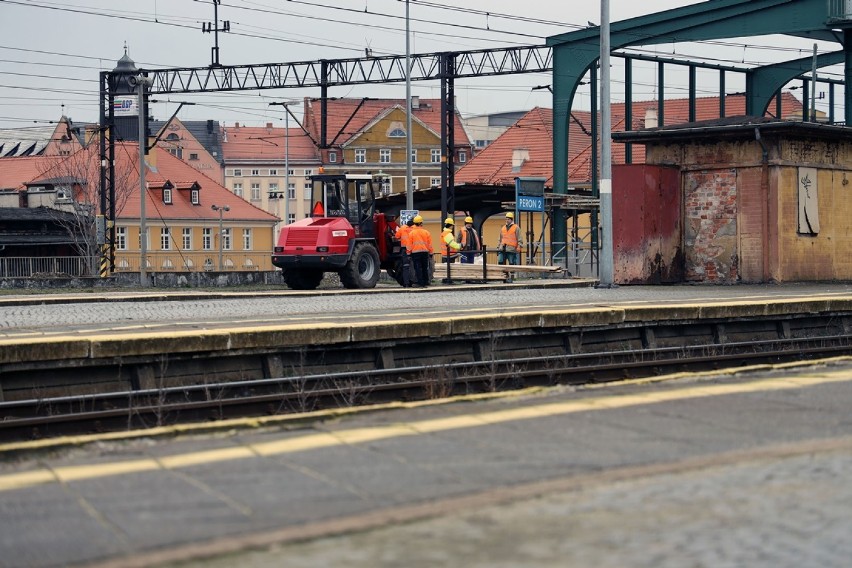 Perony zamknięte dla podróżnych, trwa remont dworca w Legnicy [ZDJĘCIA]