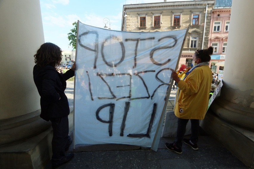 Protestowali w obronie drzew w Lublinie. ''Krzysztof nie przesadzaj''