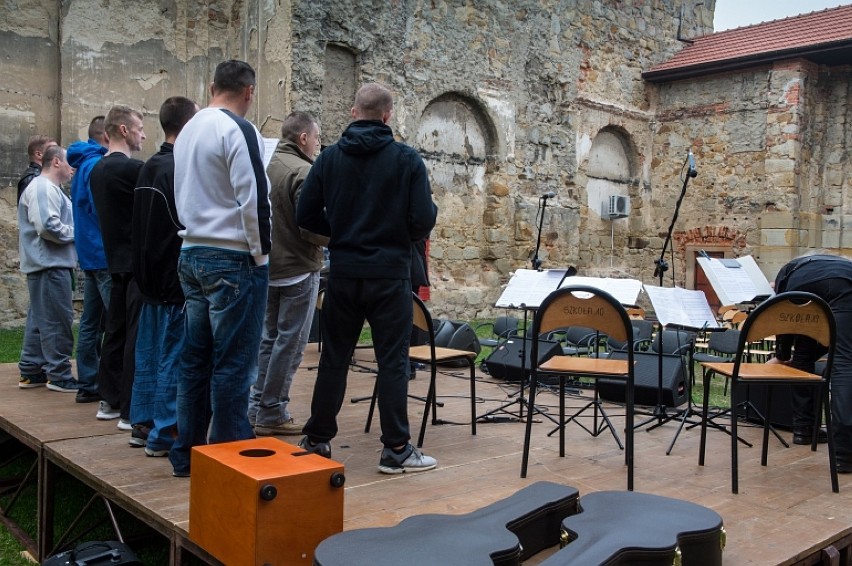 Marek Piekarczyk zaśpiewał w więzieniu w koncercie finałowym projektu "W Drodze do Niepodległej" [ZDJĘCIA]