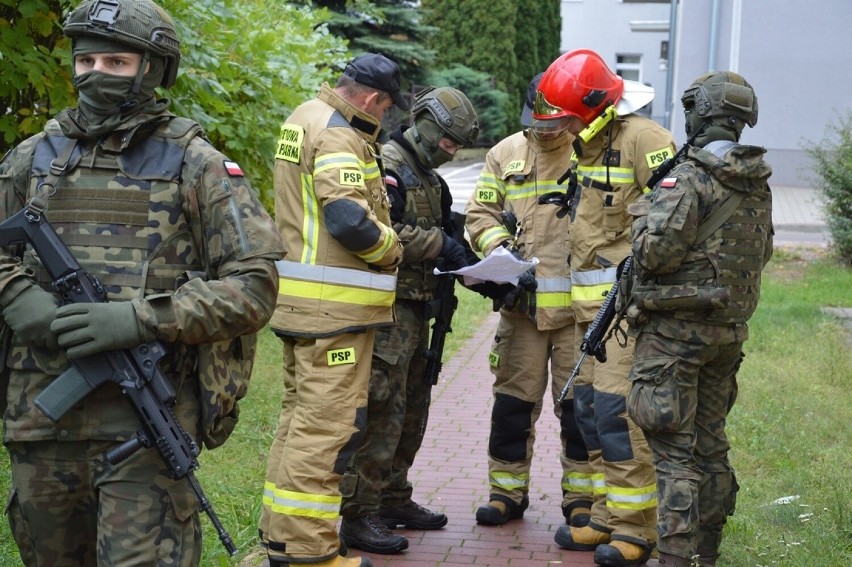 Świece dymne i przejęcie terrorystów na ćwiczeniach terytorialsów w Stalowej Woli. Zobacz zdjęcia