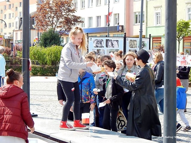 Happening z okazji Święta Flagi Narodowej odbył się na Placu Wyzwolenia w Nowej Soli. Na wydarzenie zaprosili wszystkich Hufiec Nowa Sól ZHP. Podczas spotkania uczestnicy mogli wziąć udział w grach. Odbył się także finał konkursu plastycznego pt. "Z barwami narodowymi w tle". Nagrodzone prace można było podziwiać w centrum miasta. Zobaczcie, co działo się 2 maja podczas happeningi.  Zdjęcia nadesłał nam czytelnik Andrzej Wrzeszcz. 

WIDEO: Sztafeta z biało-czerwoną flagą. Lubuscy strażacy biegną z Gorzowa do Zielonej Góry
