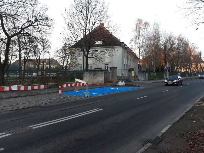 Miejsca parkingowe dla osób niepełnosprawnych są wymalowane...