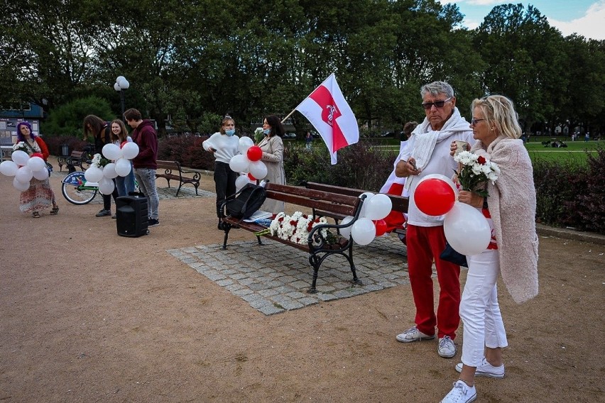 Szczecinianie wyrazili swoje wsparcie dla kobiet protestujących na Białorusi