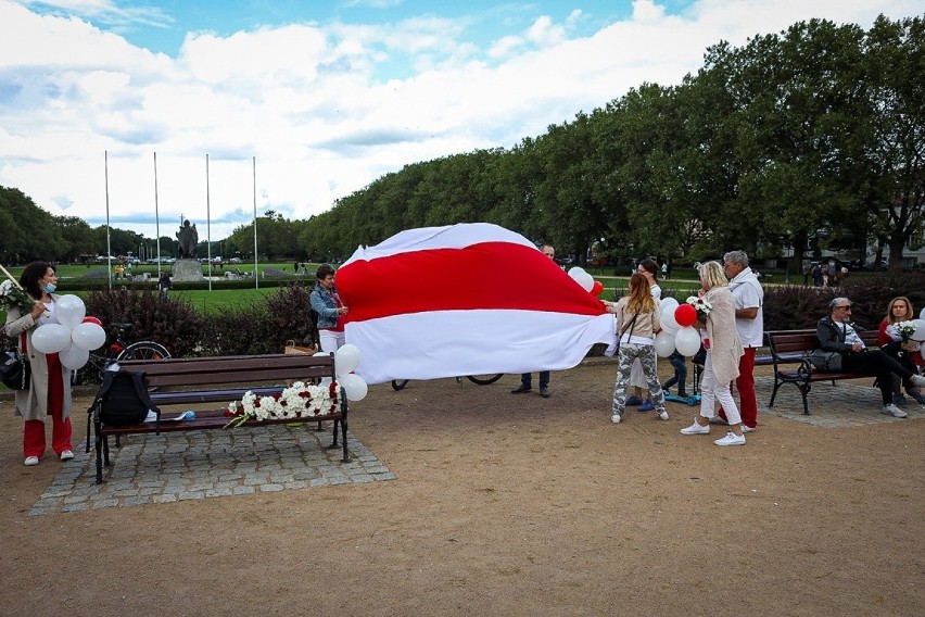 Szczecinianie wyrazili swoje wsparcie dla kobiet protestujących na Białorusi