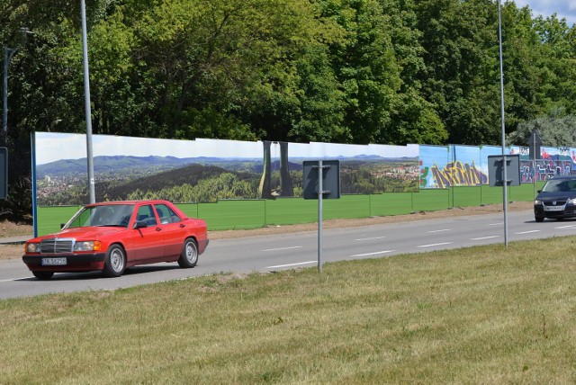 Wzdłuż skarpy na wysokości osiedla Bocianek montowany jest gigantyczny baner z panoramą Kielc.