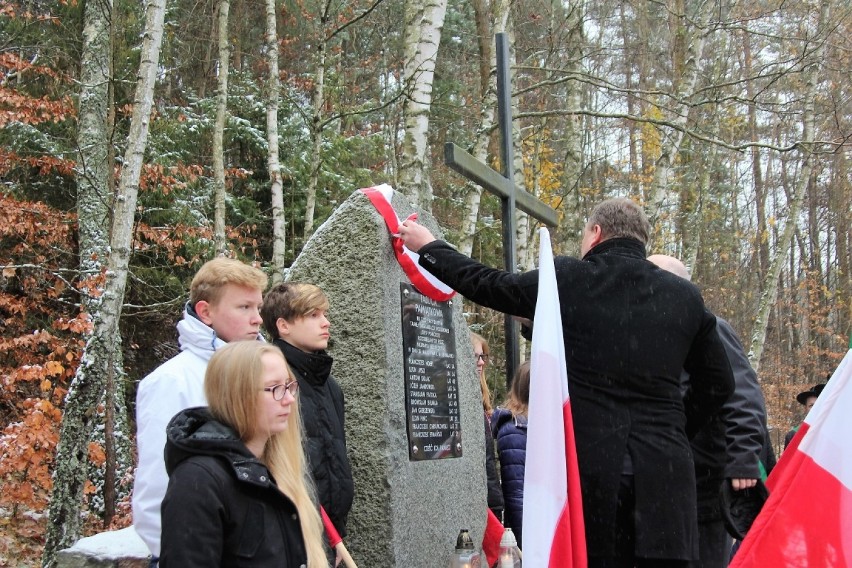 Dzień Niepdoległości 2016 w Szymbarku - odsłonięcie tablicy ku czci partyzantów TOW Gryf Pomorski