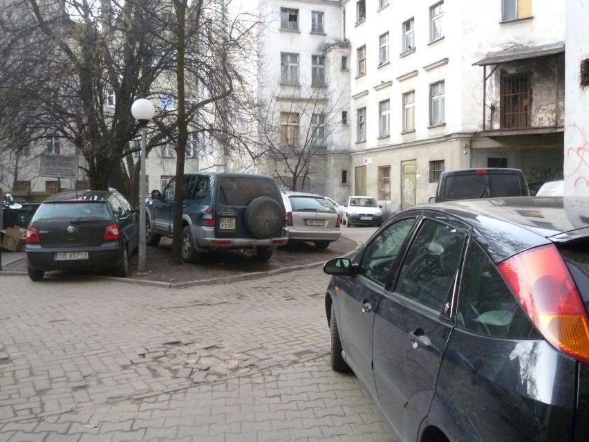 Osiedle w centrum Wrocławia jest zastawione samochodami. Kto się tym zajmie? [Zdjęcia]