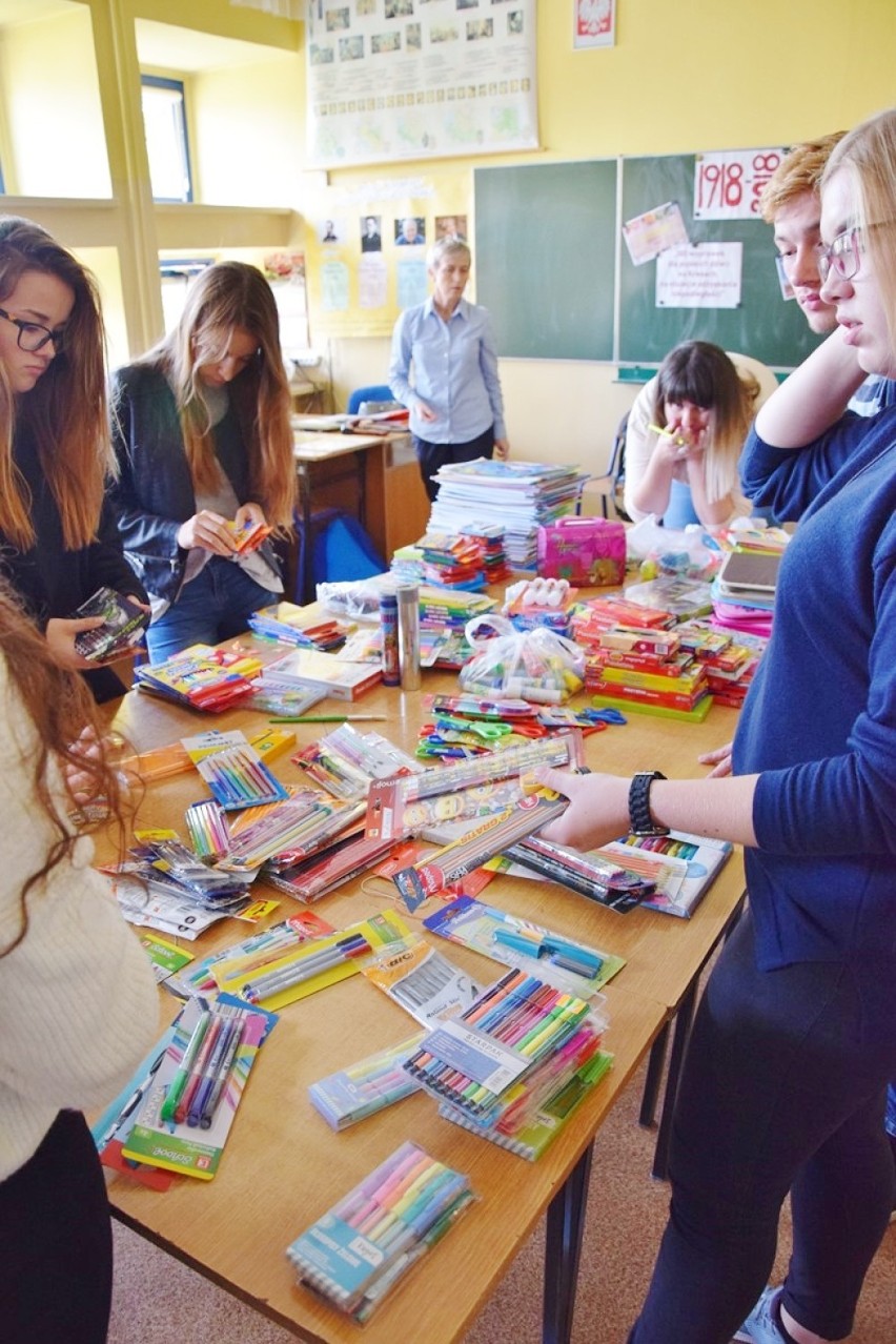 Wolontariat ZSP nr 2 w Sieradzu pomaga Kresowiakom. Zbierano wyprawki dla uczniów i znicze na groby poległych na Wschodzie Polaków (fot)