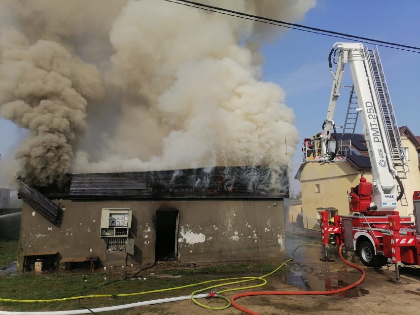 Pożar budynku mieszkalnego w Sobowidzu gm. Trąbki Wielkie. Ewakuowano mieszkańców, na miejscu 10 zastępów straży |ZDJĘCIA