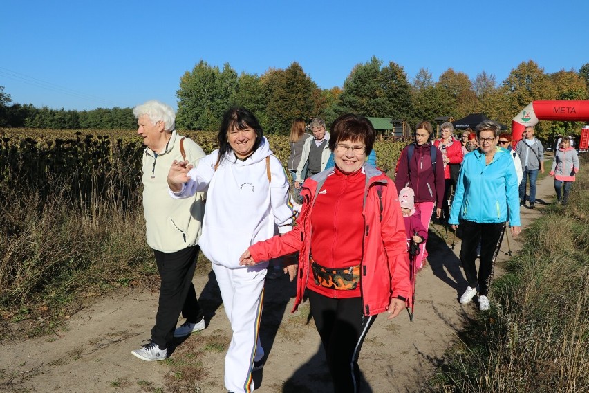 Gmina Wyrzysk: Odbył się marsz Nordic Walking. Wzięli w nim udział seniorzy [ZDJĘCIA]