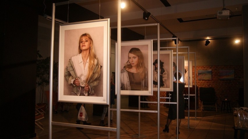 Wernisaż wystawy fotografii Julii Bakalarskiej w CKiS w Skierniewicach 