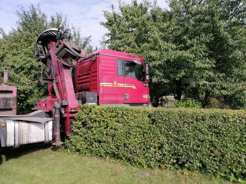 Dłużyca rozsypała się na drodze wojewódzkiej nr 212 w Udorpiu. Przyczyną usterka techniczna ciężarówki
