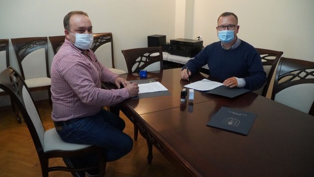 Burmistrz Golubia-Dobrzynia Mariusz Piątkowski (z prawej) podpisał umowę z firmą AdGeo Zbigniewa Góreckiego, która zajmie się budową i remontami chodników w mieście