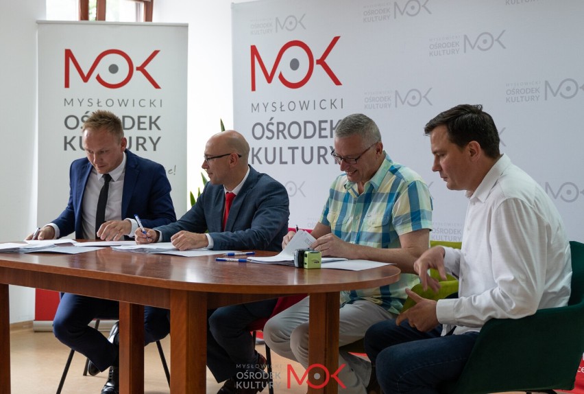 Uroczyste podpisanie umowy na termomodernizacje budynku MOKu...