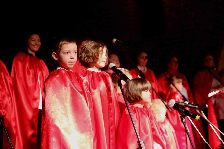 Przedszkolaki zaśpiewały w Karwanie [ZDJĘCIA, FILM]. Wspólne festiwalowe kolędowanie 